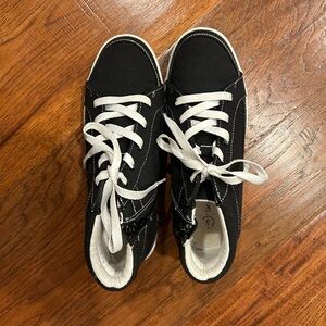 Cat and Jack Kids Black and White Sneakers - Size 5